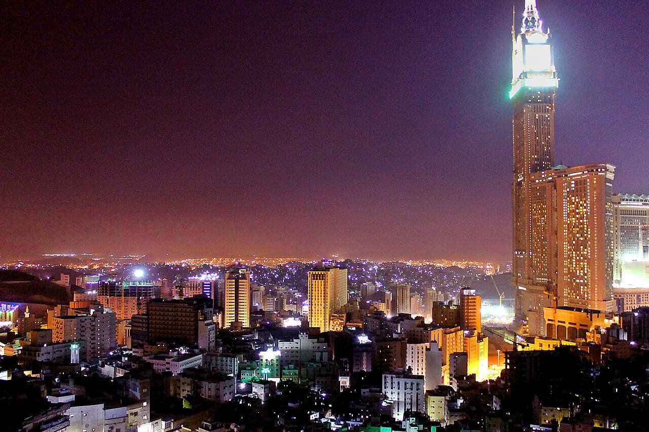 Tunda Makka: masjid yonidagi mehmonxona minoralari